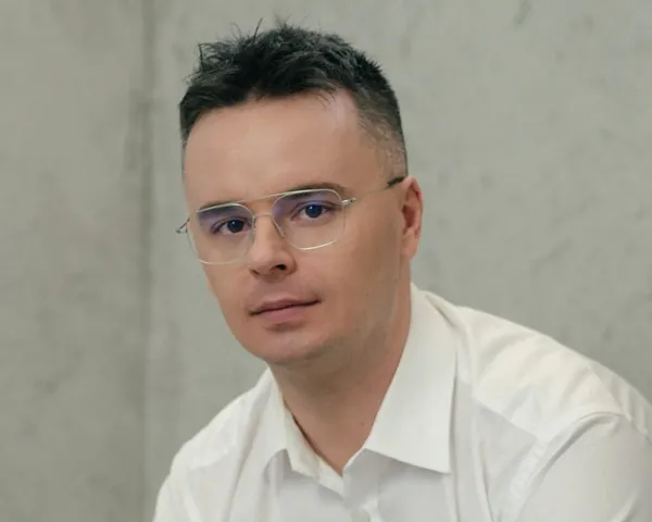Grzegorz Wysocki, portret na tle betonu