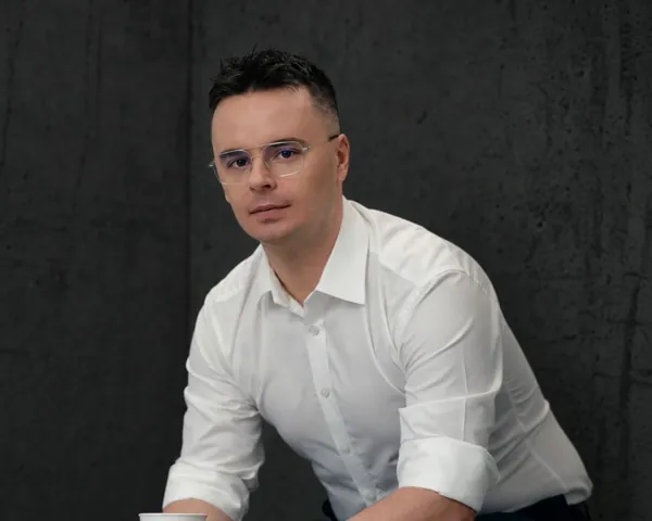 Grzegorz Wysocki z kubkiem, zdjęcie z sesji
